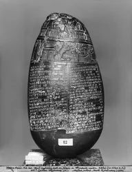 Kudurru, do tempo de Marduk-nadin-akhi, rei da Babilónia, vista frontal, c. 1120 a.C.